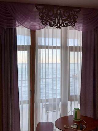 Гостиница Ostrovok Hotel Алушта Трехместный номер с видом на море-10