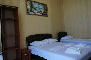 Гостиница Островок Алушта Трехместный номер с балконом-3