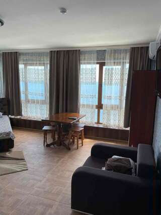 Гостиница Ostrovok Hotel Алушта Трехместный номер с панорамным видом на море-13