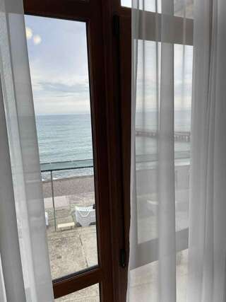 Гостиница Ostrovok Hotel Алушта Трехместный номер с панорамным видом на море-17