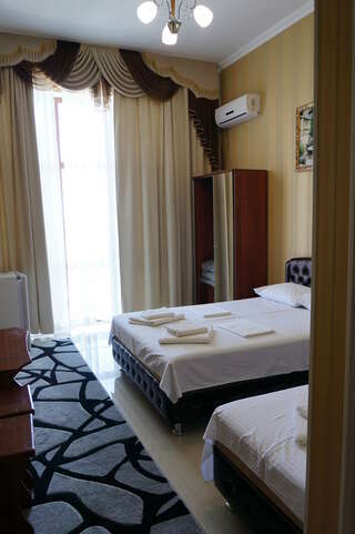 Гостиница Островок Алушта Трехместный номер с балконом-1